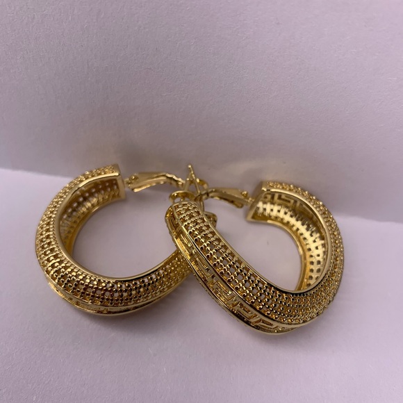 Triangle Shaped Earrings and Pendant Long Lasting Jewelry Set - Picture 14 of 15